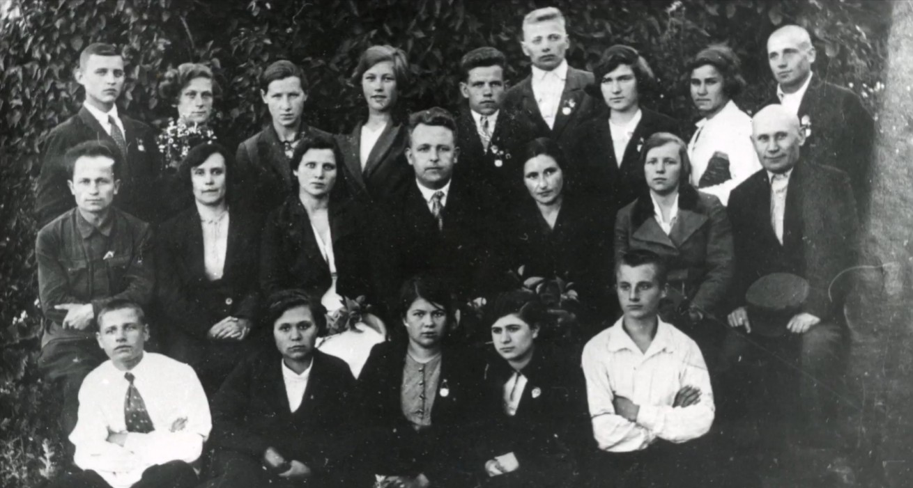 Лев Засецкий с одноклассниками в школе, крайний справа в нижнем ряду. Скриншот мини-фильма киностудии “Базилевс” Лев Засецкий с одноклассниками в школе, крайний справа в нижнем ряду. Скриншот мини-фильма киностудии “Базилевс”