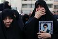 Плачущие женщины с портретом верховного лидера Ирана. Фото: Reuters