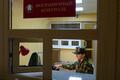 Белорусская пограничница проверяет паспорт на пограничном переходе с Польшей, недалеко от деревни Переров, 18 октября 2013 года. Фото: Reuters Белорусская пограничница проверяет паспорт на пограничном переходе с Польшей, недалеко от деревни Переров, 18 октября 2013 года. Фото: Reuters