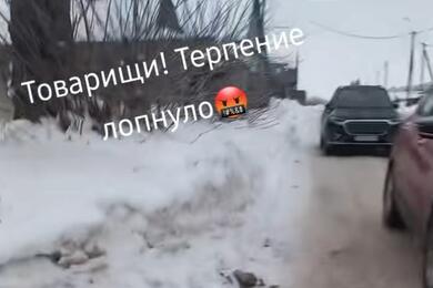 Припаркованный на тротуаре автомобиль. Январь 2026 года, Борисов. Скриншот видео
