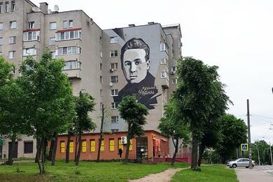 Графіці з партрэтам пісьменніка на фасадзе жылога дома на мінскай вуліцы Кузьмы Чорнага, 31. Фота: t.me/minsk_new