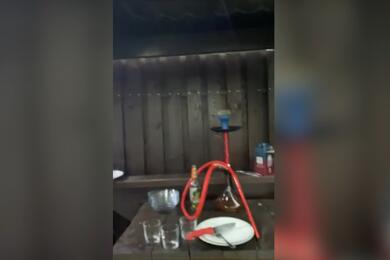 В усадьбе, где собрались подростки, был в том числе кальян. 2025 год, Минский район. Скриншот видео МВД