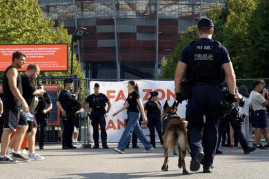 Полиция дежурит у стадиона, где проходит концерт Макса Коржа, 9 августа 2025 года. Фото: Полиция Варшавы.