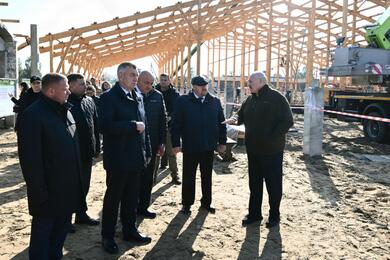 Александр Лукашенко посещает строительство молочнотоварного комплекса в Лясковичах Петриковского района Гомельской области. 4 октябр 2025 года. Фото: president.gov.by