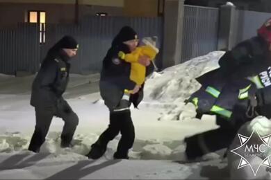 Потерявшихся вывели к дороге. Скриншот видео МЧС