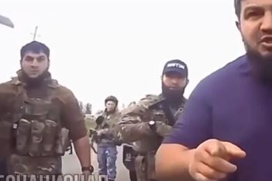 Участники нападения на сотрудника военной полиции. Июнь 2025 года, Россия. Скриншот видео с камеры видеорегистратора