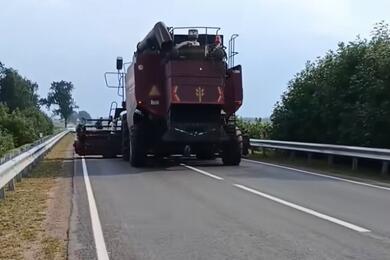 Комбайн перегородил трассу. Август 2025 года, Несвиж. Скриншот видео