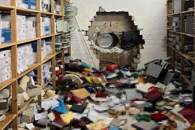 Эта дыра в стене банка была проделана огромной буровой установкой 27 декабря 2025 года. Фото: Полиция Гельзенкирхена