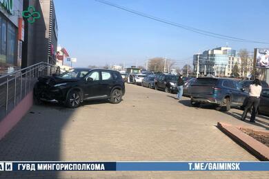 Nissan врезался в здание на проспекте Победителей. 26 марта 2026 года, Минск. Фото: ГАИ