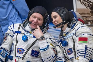 Космонавт Олег Новицкий и космотуристка Марина Василевская  готовятся к запуску «Союза» на Международную космическую станцию. Казахстан, Байконур, 21 марта 2024 года. Фото: Bill Ingalls, NASA