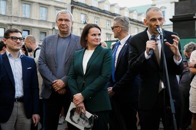 Павел Латушко, Светлана и Сергей Тихановские на встрече с беларусами Варшавы. Польша, 26 июля 2025 года. Фото: "Зеркало"