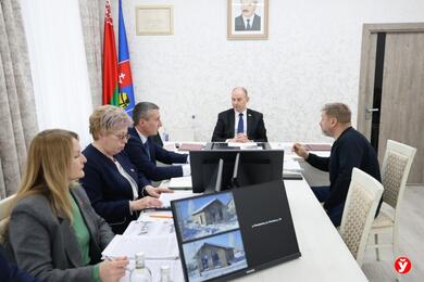 Со своей проблемой мужчина пришел на прием к председателю Миноблисполкома Алексею Кушнаренко. Фото: "Минская правда"