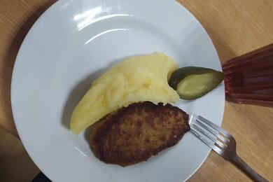 Беларусские ученые разработали рыбную котлету, которая на самом деле не рыбная. Так они хотят приучить школьников к правильному питанию