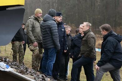 Польские службы на месте диверсии на железнодорожной линии Варшава — Люблин. Фото: x.com/donaldtusk