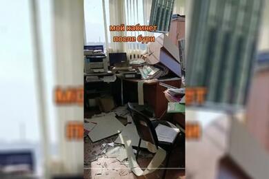 Последствия непогоды в кабинете «Могилевхимволокно». Скриншот из TikTok