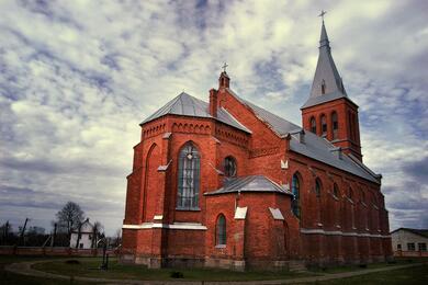 Храм Посещения Пресвятой Девы Марии в Ольковичах Вилейского района. Фото: Lusssiya / upload.wikimedia.org, CC BY-SA 3.0