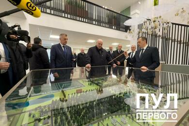 Александру Лукашенко показывают модель "деревни будущего" в Березинском заповеднике. 31 октября 2025 года. Фото: телеграм-канал "Пул Первого"