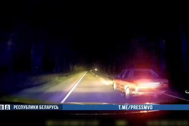 Во время погони, справа видны искры от выстрела. Скриншот видео МВД