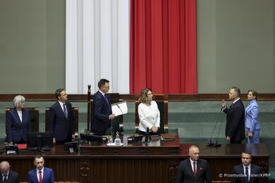 Кароль Навроцкий (справа) приносит присягу в Сейме во время вступления в должность президента Польши. 6 августа 2025 года. Фото: канцелярия президента Польши