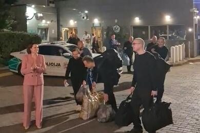 Освобожденные и высланные из Беларуси политзаключенные выходят и посольства США в Вильнюсе, 11 сентября 2025 года. Скриншот видео "Зеркала"