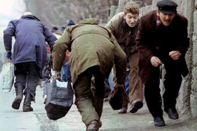 Жители Сараево спешат в укрытие под огнем снайперов. 1993 год. Фото: Reuters