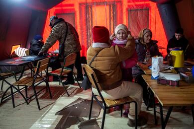 Люди греются в одном из "пунктов несокрушимости" в Киеве. 13 января 2026 года. Фото: Reuters