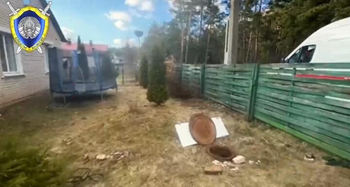 Открытый люк канализации. Март 2026 года, Копыльский район. Фото: СК