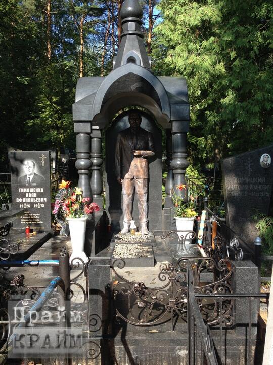 Памятник на могиле Александра Тимошенко (Тимохи) в деревне Осовцы Гомельского района. Слева предположительно могила его отца. Фото: primecrime.ru huiqruiqdqieuatf hrideuiqriqrxrmf