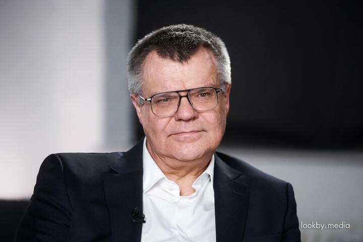 Виктор Бабарико во время интервью «Зеркалу». Берлин, Германия, 17 февраля 2026 года. Фото: lookby.media