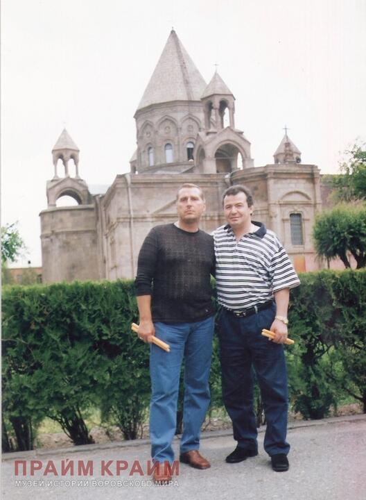 Александр Тимошенко (Тимоха, слева) в городе Вагаршапат, Армения. Фото: primecrime.ru