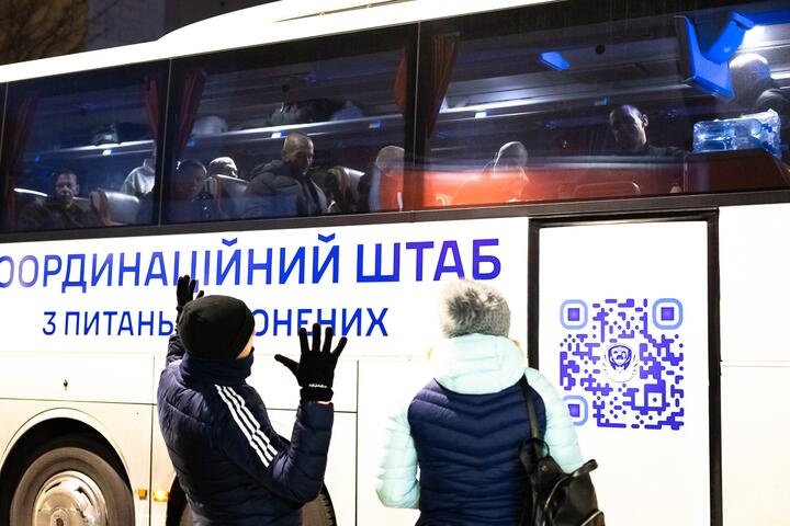 Автобус с освобожденными беларусскими политзаключенными прибыл в Варшаву. Польша, 18 декабря 2025 года. Фото: "Зеркало"