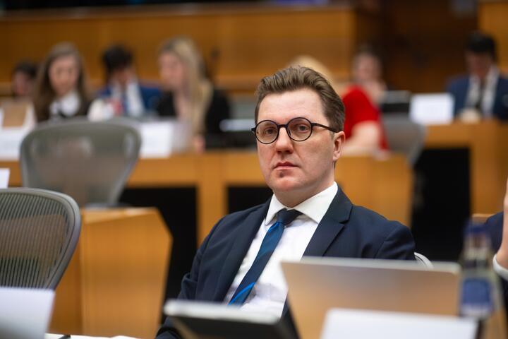 Леонид Морозов, советник Светланы Тихановской по правовым вопросам, на конференции в Европейском парламенте. Брюссель, Бельгия, 8 декабря 2025 года. Фото: пресс-служба Светланы Тихановской