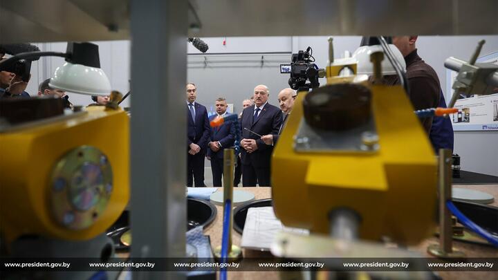 Александр Лукашенко при посещении ОАО "Планар". 30 января 2026 года. Фото: president.gov.by