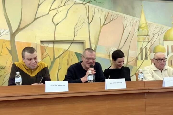 Владир Лабкович, Виктор Бабарико, Мария Колесникова и Александр Федута на пресс-конференции в Чернигове. Украина, 14 декабря 2025 года. Скриншот видео "Зеркала"