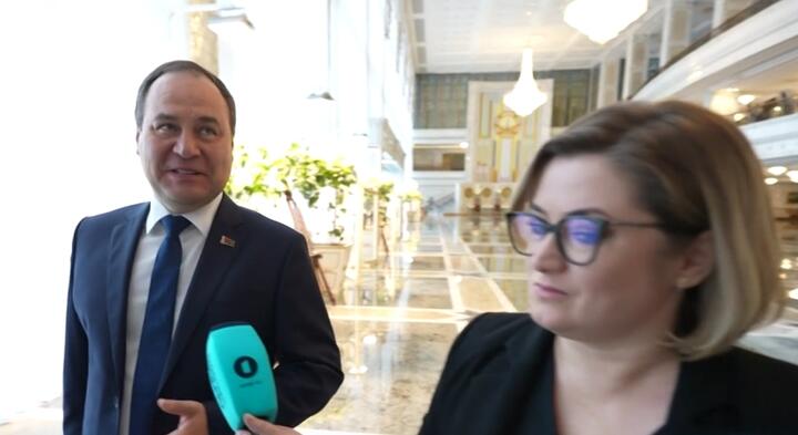 Глава Национального банка Беларуси Роман Головченко советует "не шарахаться и не паниковать", 14 октября 2025 года. Скриншот: "Первый информационный"