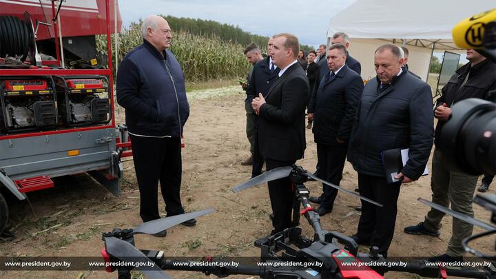Александр Лукашенко рядом с квадрокоптером, Шкловский район, 27 сентября 2025 года. Фото: president.gov.by
