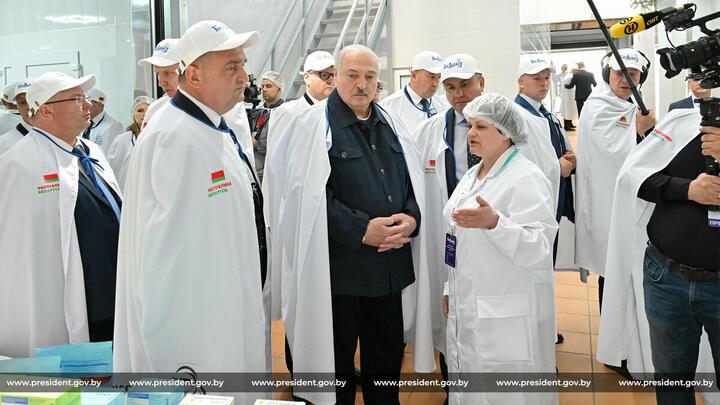 Александр Лукашенко во время посещения ОАО «Беллакт» в Волковыске, 14 июня 2025 года. Фото: president.gov.by Александр Лукашенко во время посещения ОАО «Беллакт» в Волковыске, 14 июня 2025 года. Фото: president.gov.by