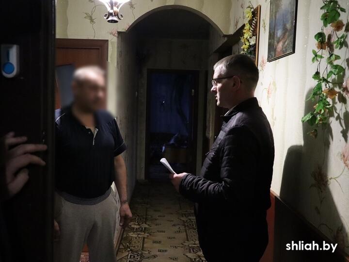 Хозяин квартиры на улице Юбилейной в Сморгони. Фото: «Светлы шлях»