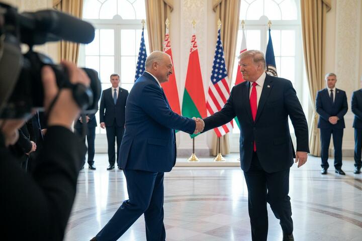 Александр Лукашенко и Дональд Трамп. Изображение сгенерировано нейросетью Nano Banana Pro