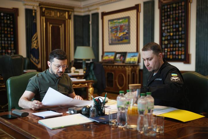Президент Украины Владимир Зеленский проводит совещание с главой Главного управления разведки Министерства обороны Украины Кириллом Будановым. Фото: t.me/V_Zelenskiy_official Президент Украины Владимир Зеленский проводит совещание с главой Главного управления разведки Министерства обороны Украины Кириллом Будановым. Фото: t.me/V_Zelenskiy_official