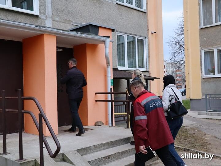 Во время рейда по должникам за коммуналку в Сморгони. Фото: "Светлы шлях"