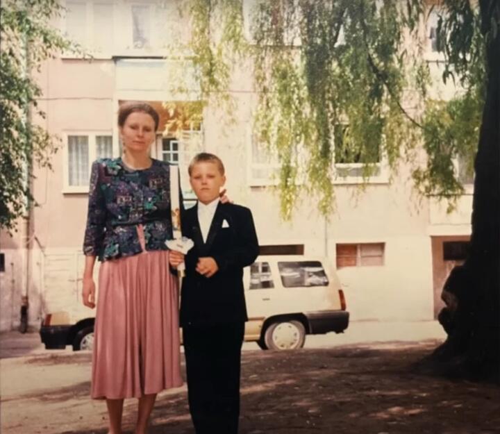 Мать будущего президента Эльжбета Навроцкая была по специальности переплетчицей, по факту – домохозяйкой, воспитывающей Кароля и его на восемь лет младшую сестру Нину. Фото: Komitet wyborczy Karola Nawrockiego Мать будущего президента Эльжбета Навроцкая была по специальности переплетчицей, по факту – домохозяйкой, воспитывающей Кароля и его на восемь лет младшую сестру Нину. Фото: Komitet wyborczy Karola Nawrockiego