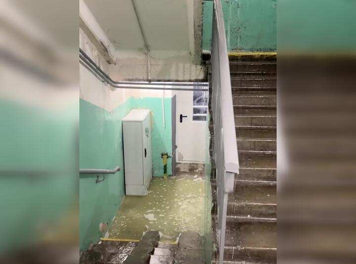 Так выглядит лестница в доме, где, по словам его жительницы, капремонт прошел в июле 2025 года. Скриншот видео: Threads / sonila.photo