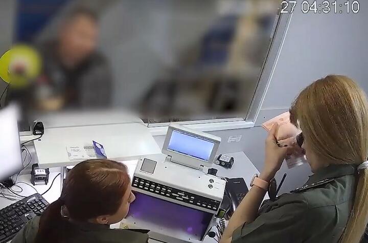 В аэропорту задержали россиянина с поддельным паспортом. Скриншот: видео ГПК В аэропорту задержали россиянина с поддельным паспортом. Скриншот: видео ГПК