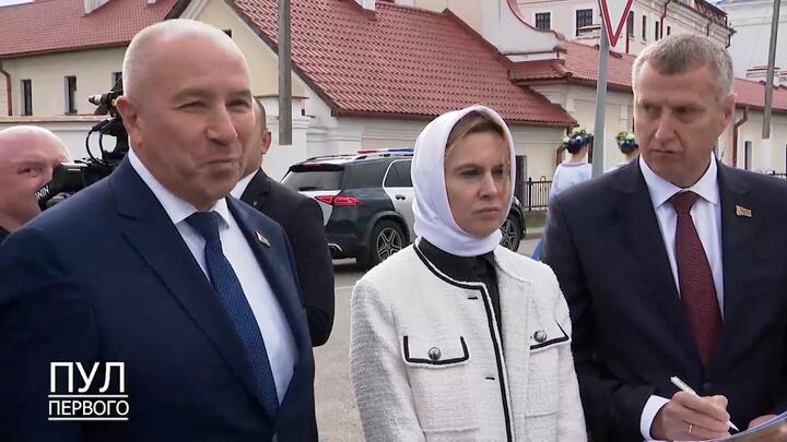 Председатель Гродненского облисполкома Юрий Караев, зампредседателя правительства Наталья Петкевич и глава Администрации Лукашенко Дмитрий Крутой после шутки Лукашенко про "мусульманина", Жировичи, Слонимский район, 19 сентября 2025 года. Скриншот видео т