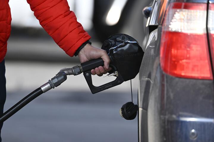 Водитель заправляет машину на фоне роста цен на нефть. Район Куинс города Нью-Йорк, штат Нью-Йорк (США). 4 марта 2026 года. Фото: Reuters