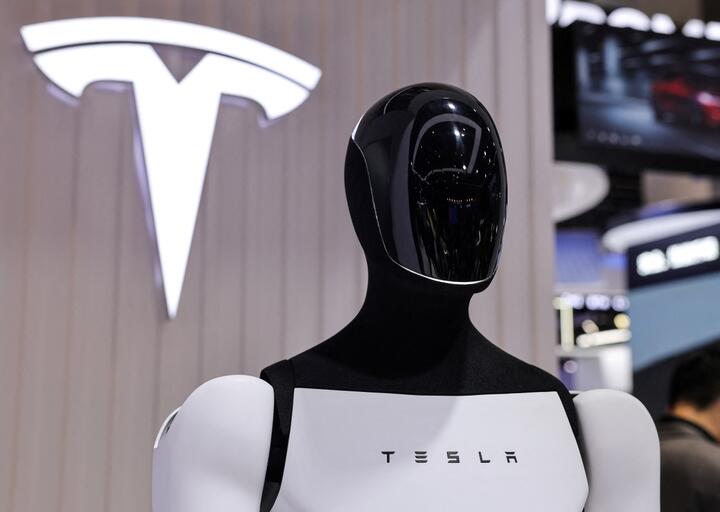 Робот Tesla Optimus на 8-й Китайской международной выставке импортных товаров (CIIE) в Шанхае. 6 ноября 2025 года. Фото: Reuters