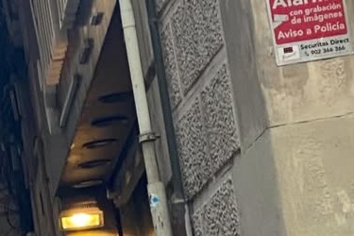 Табличная охранной фирмы, которая случайно попала на фото с отдыха телеведущей Татьяны Рудаковской. Фото: rudakovskayatv, Instagram