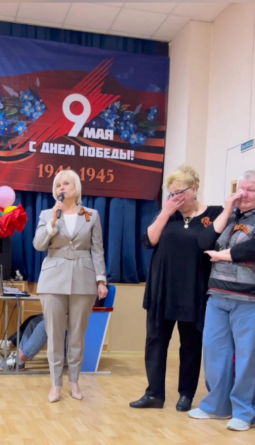 Праздник в честь Дня Победы в школе, где учился Александр Петлинский. Фото с сайта Би-би-си Праздник в честь Дня Победы в школе, где учился Александр Петлинский. Фото с сайта Би-би-си
